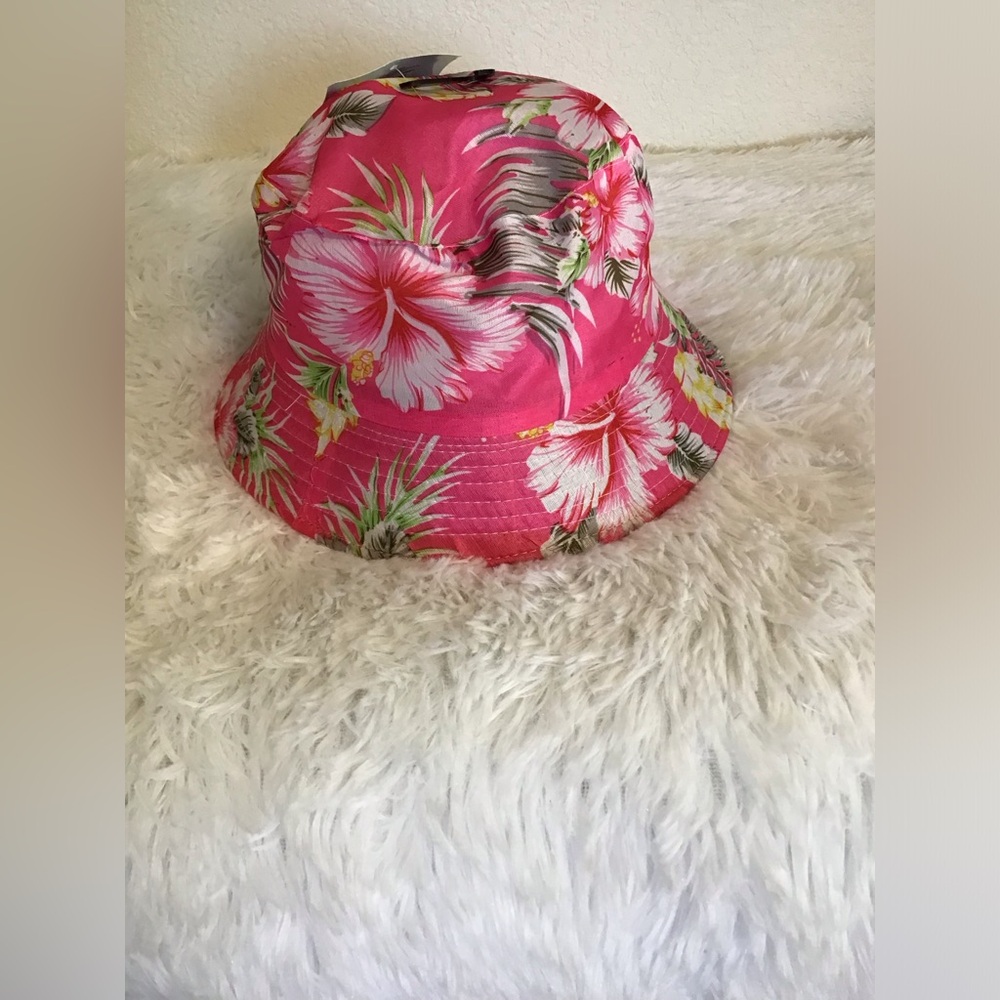 Women’s pink floral bucket hat. One size. I have 4 hats in stock.